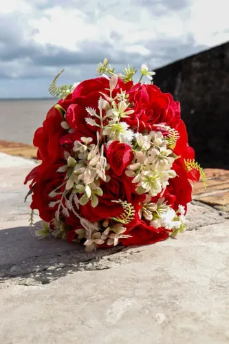 Buquê de Rosas Vermelhas Artificiais para Noivas