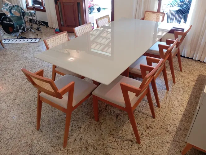 Mesa de Jantar com Tampo de Vidro - 8 Cadeiras