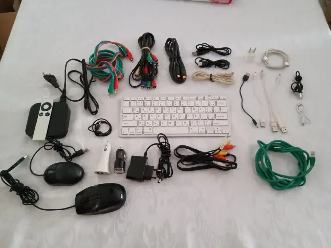 Lote de Eletrônicos - Apple TV + Cabos + Acessórios