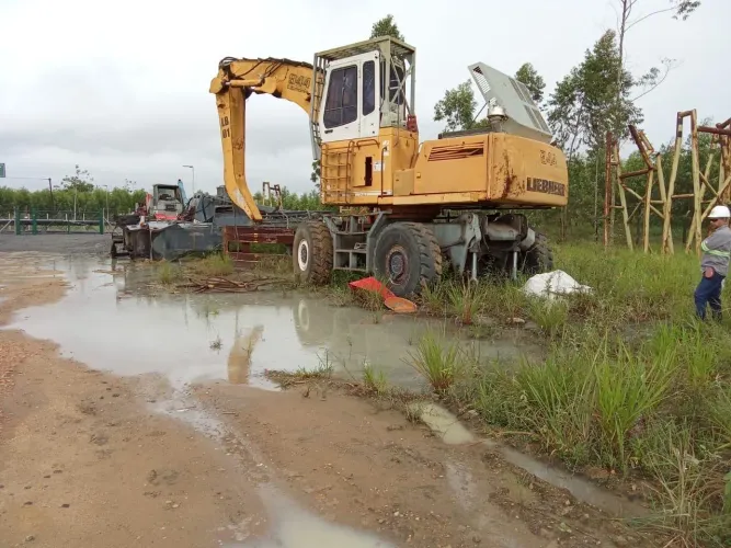 Escavadeira liebherr sobre pneus, com garra florestal 