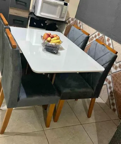 Mesa tampo com vidro e cadeiras em madeira maciça!!