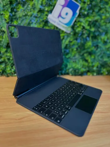 Magic Keyboard   12.9? polegadas  A2480  Preto  Seminovo com garantia