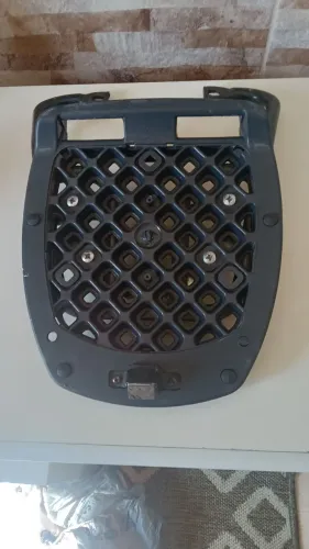 Suporte universal para baú de motos.