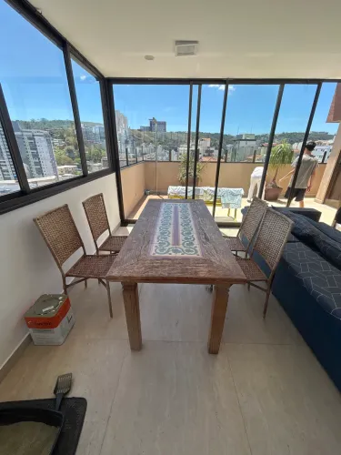 Mesa de demolição com ladrilhos hidráulicos 