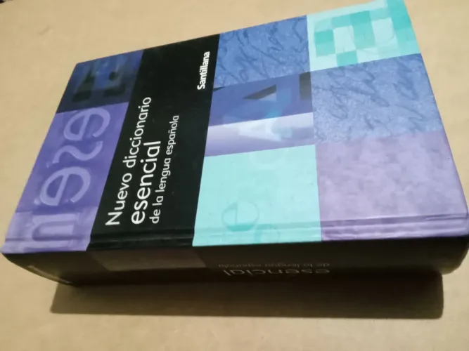 Nuevo Diccionário Esencial de la Lengua Espanola - Santillana
