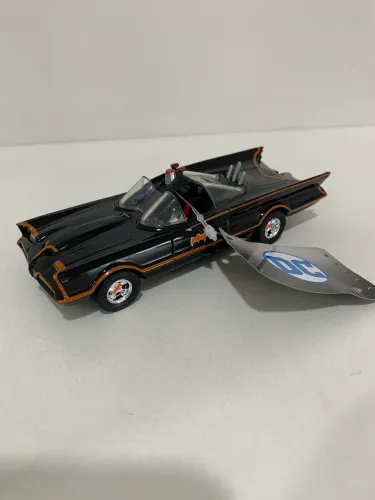 Miniatura 1:32 batmóvel série