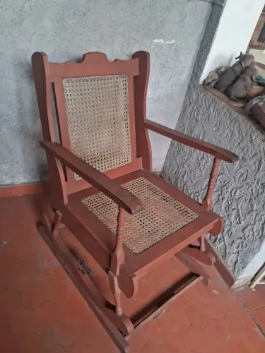 Cadeira de balanço de madeira