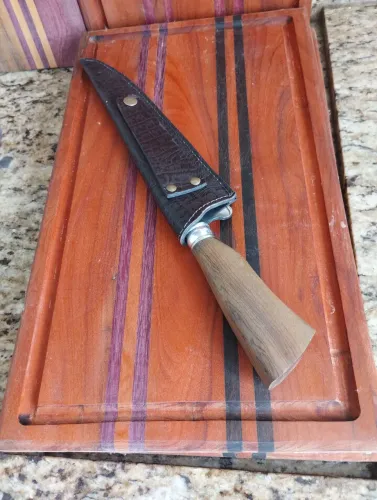 Tábua de corte com faca artesanal 