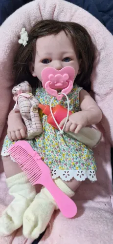 Mini bebê reborn Sophia com roupa e acessorios corpo de silicone pode molhar