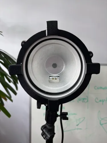 Tubo base halógena Atek com tripé para studio digital