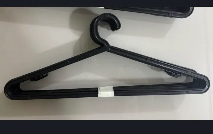 80 cabides pretos