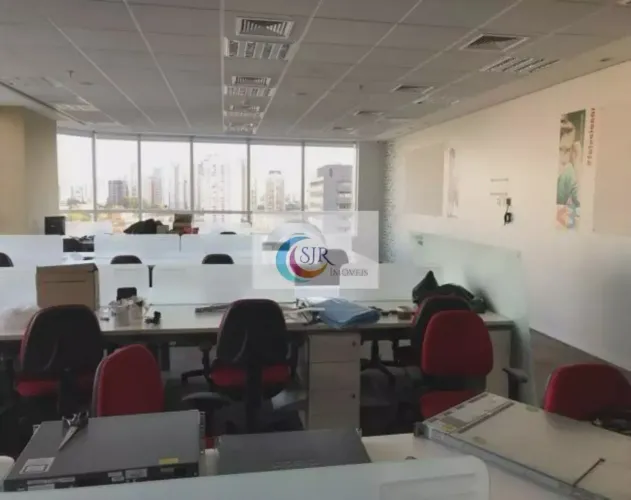 Conjunto mobiliado de 521 m² com 16 vagas
