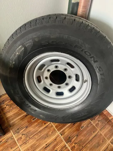 Roda e Pneu de caminhonete S10 com 80% de borracha 