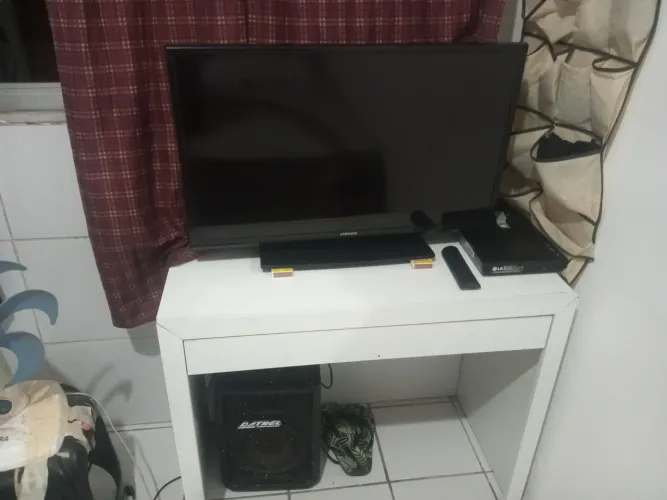 TV SAMSUMG 32" EXCELENTE, COM MESA E DVD