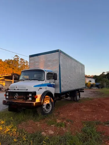 Caminhão Mercedes 1516 no toco baú