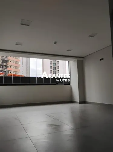 Sala comercial com 30,41m² à venda no bairro Jardim Karaíba
