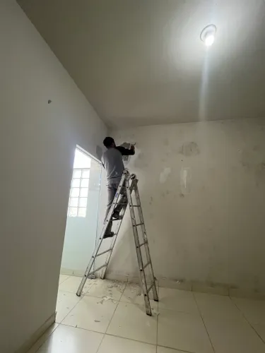Sou pintor profissional estou disponível empeleita ou diária 