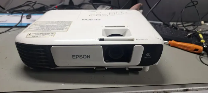 Projetor epson s41+ com defeito obs : quando liga minutos apaga