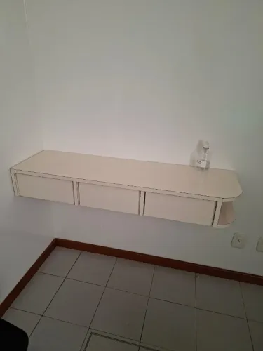 Bancada suspensa com gavetas