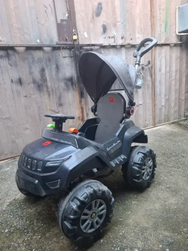 Carrinho infantil com pedal