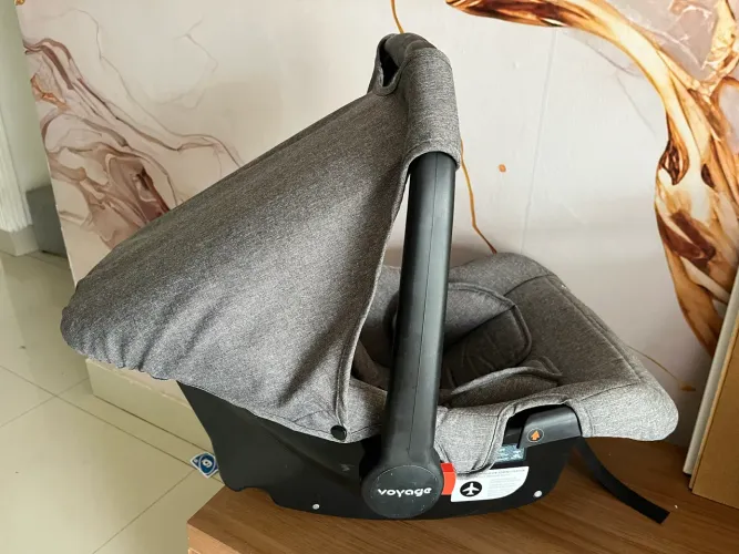 Bebê conforto semi novo voyage beta