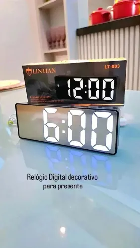 Relógio digital de mesa