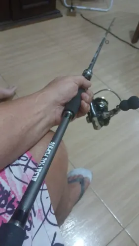 Vara de pesca com molinete