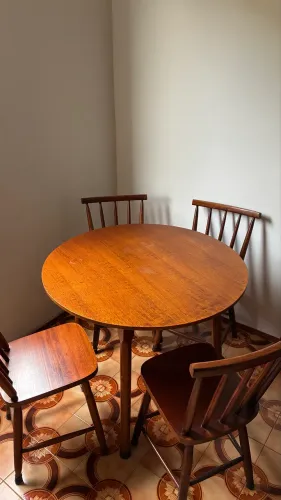 Conjunto de Mesa Redonda + 4 Cadeiras (Madeira Maciça)