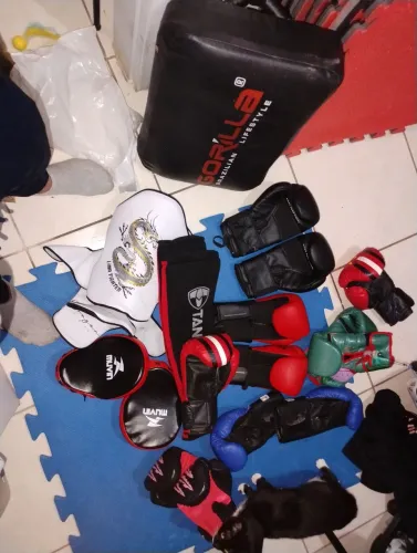 Luvas de boxe , caneleiras e aparadores