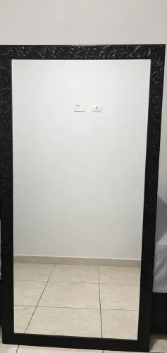 Espelho grande com moldura preta trabalhada