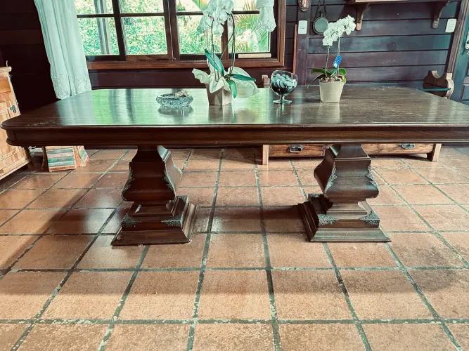 Mesa de madeira maciça com cadeiras