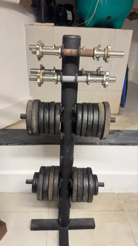 Halteres, anilhas, barras rosqueadas e suporte torre para musculação 