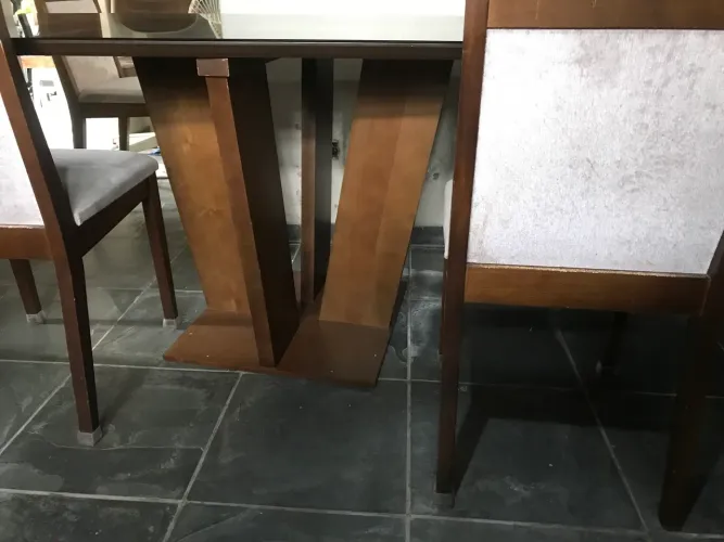 Mesa com tampo de vidro fume c/ 6 cadeiras usada