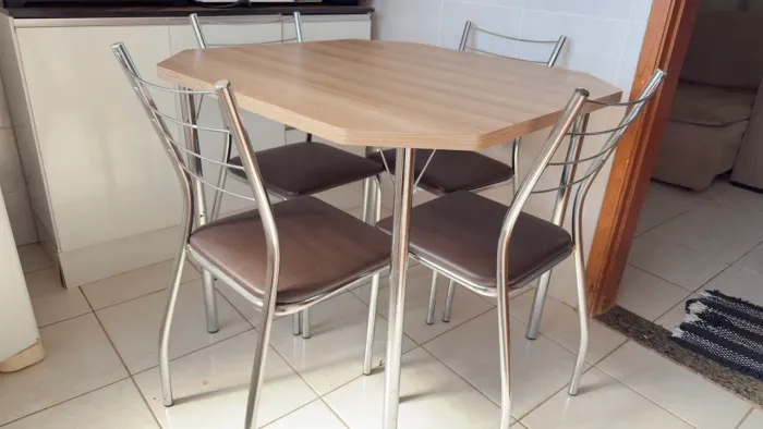 Mesa com 4 cadeiras 