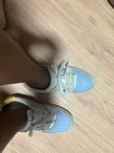 Tênis Guess original Women's Julien/ nas cores branco, azul claro, roxo e amarelo.