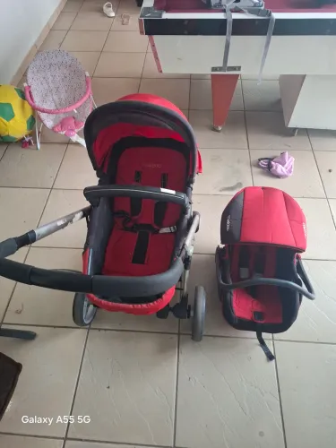Conjunto de carrinho e bebê conforto