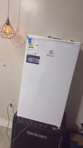 Vende-se FRIGOBAR ELECTROLUX NOVO TEM NOTA FISCAL . Negociável ACEITO CARTÃO,FAÇO ENTREGA