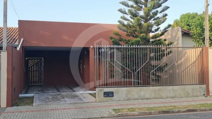 Casa à Venda no Santos Dumont, Aracaju com Três Quartos, Duas Vagas e Quintal Amplo