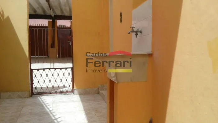 Casa de fundos para locação à 550 metros do metrô Tucuruvi.