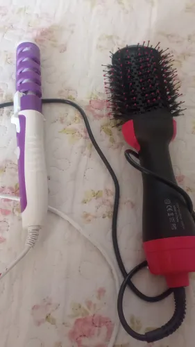 Escova secadora e alisadora e um babyliss