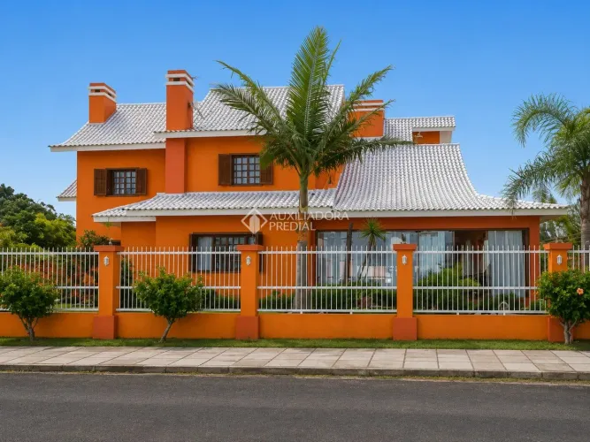Casa/ 05 dormitórios/04 suites/Centro/Capao Novo-RS