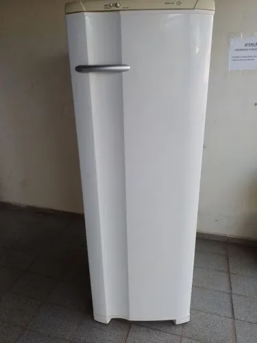 Geladeira funcionando perfeitamente, tensão 110 volts, marca Electrolux 