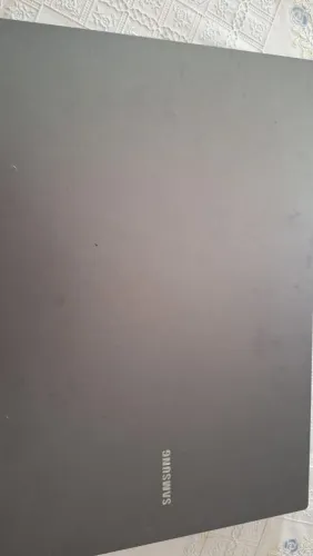 Samsung Book<br>SSD 256 GB<br>Processador CELERON<br>Full HD<br><br>2 anos de uso<br>Acompanha o carregador