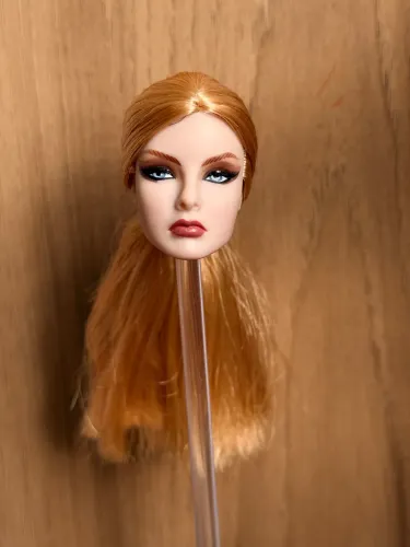 Cabeça Integrity Toys october issue agnes von weiss 
