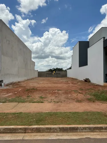 Terreno á venda no Condomínio Campos de Medeiros