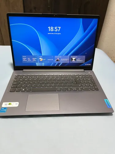Notebook Lenovo à venda, pouco tempo de uso.