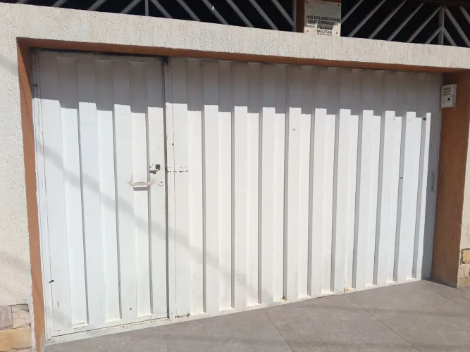 Portão de garagem e portão área interna