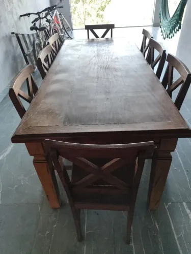 Mesa com 8 cadeiras. MADEIRA MACIÇA.