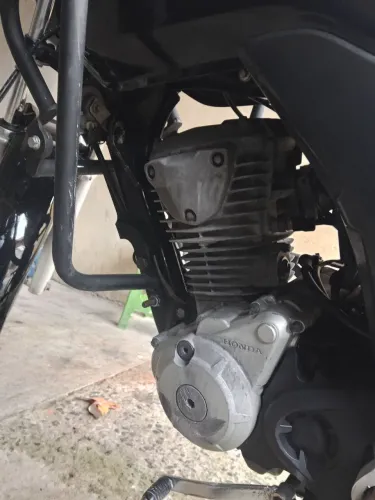 Vendo moto 125 ano 2016 valor 6000$, funcionando TD ok