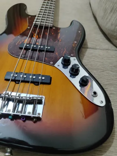 Baixo Jazz Bass LAJUTHINE